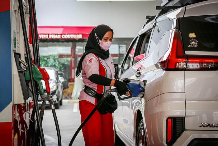 -ISI BBM- Petugas SPBU Pertamina tengah mengisikan BBM ke mobil konsumen. Foto : Dok.Pertamina/metrojateng.id