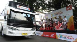 - MUDIK BALIK BARENG HONDA- Dokumentasi Peserta Mudik-Balik Bareng Honda (MBBH) 2024 bersiap berangkat menuju kampung halaman menggunakan bus eksekutif dari Jakarta, dilepas secara simbolis oleh jajaran manajemen PT Astra Honda Motor (AHM) bersama pihak kepolisian. Foto : Dok.AHM/metrojateng.id