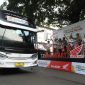 - MUDIK BALIK BARENG HONDA- Dokumentasi Peserta Mudik-Balik Bareng Honda (MBBH) 2024 bersiap berangkat menuju kampung halaman menggunakan bus eksekutif dari Jakarta, dilepas secara simbolis oleh jajaran manajemen PT Astra Honda Motor (AHM) bersama pihak kepolisian. Foto : Dok.AHM/metrojateng.id