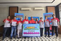 -APRESIASI- Penyerahan apresiasi kepada Sirilus Siko Kurir Disabilitas JNE Surabaya yang berhasil meraih posisi Runner-Up Amputee Asian Football Championship 2025, yang diserahkan secara langsung oleh jajaran BOD dan Manajemen JNE. Foto : Dok.JNE/metrojateng.id