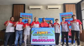 -APRESIASI- Penyerahan apresiasi kepada Sirilus Siko Kurir Disabilitas JNE Surabaya yang berhasil meraih posisi Runner-Up Amputee Asian Football Championship 2025, yang diserahkan secara langsung oleh jajaran BOD dan Manajemen JNE. Foto : Dok.JNE/metrojateng.id