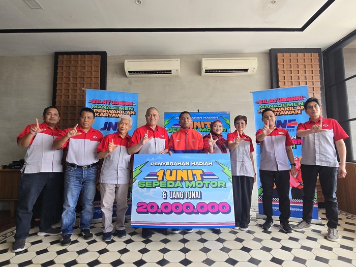 -APRESIASI- Penyerahan apresiasi kepada Sirilus Siko Kurir Disabilitas JNE Surabaya yang berhasil meraih posisi Runner-Up Amputee Asian Football Championship 2025, yang diserahkan secara langsung oleh jajaran BOD dan Manajemen JNE. Foto : Dok.JNE/metrojateng.id