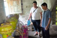 MODIFIKASI REGULATOR - Tersangka ERE (23) diduga melakukan pemindahan isi tabung gas LPG ukuran 3 kg (subsidi) ke tabung gas LPG ukuran 12 kg (non-subsidi) menggunakan regulator yang telah dimodifikasi.(ist/tya)