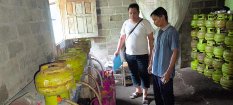MODIFIKASI REGULATOR - Tersangka ERE (23) diduga melakukan pemindahan isi tabung gas LPG ukuran 3 kg (subsidi) ke tabung gas LPG ukuran 12 kg (non-subsidi) menggunakan regulator yang telah dimodifikasi.(ist/tya)