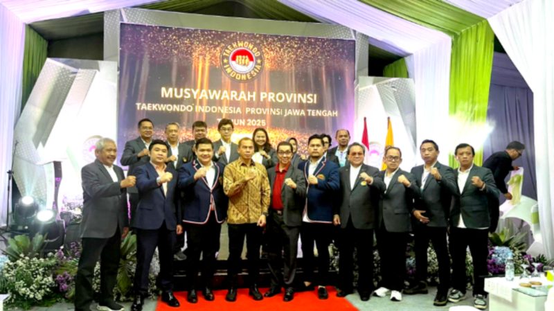 AKLAMASI - Pangdam IV/Diponegoro Mayjen TNI Deddy Suryadi  (baju batik) sebagai Ketua Umum Pengprov Taekwondo Indonesia (TI) Jawa Tengah secara aklamasi  periode 2025-2030. (Red/dik)