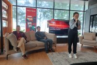 STRATEGI BISNIS - Head of Public Communications Polytron, Vina Julita Wijaya, saat menjelaskan strategi bisnis Polytron sebagai pemimpin inovasi industri elektroni ktahun 2025 di Semarang, Minggu (9/2/2025).. (tya)