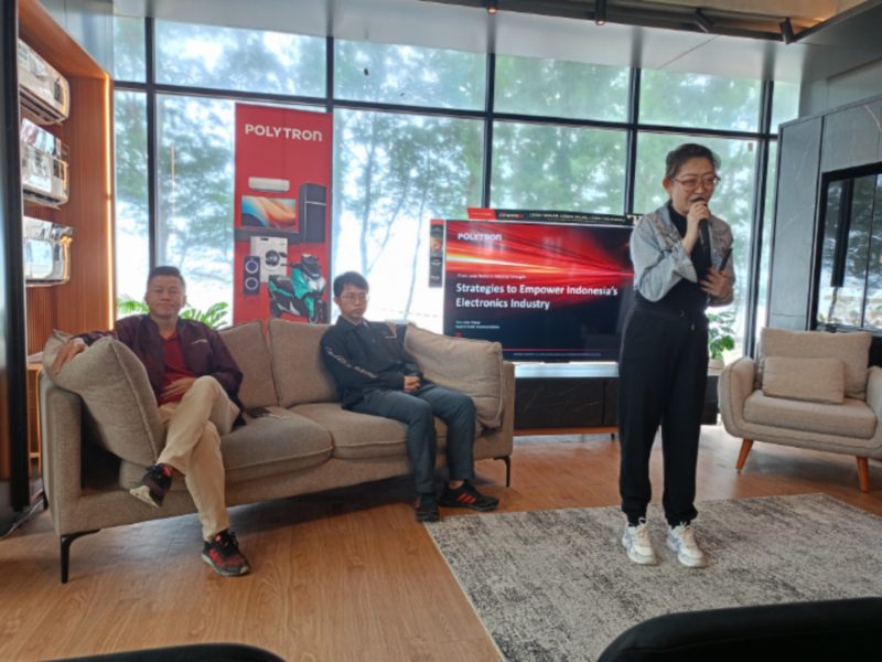 STRATEGI BISNIS - Head of Public Communications Polytron, Vina Julita Wijaya, saat menjelaskan strategi bisnis Polytron sebagai pemimpin inovasi industri elektroni ktahun 2025 di Semarang, Minggu (9/2/2025).. (tya)
