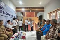 BANTUAN - Senior Manager Komunikasi dan Umum PLN UID Jawa Tengah dan DIY, Joko Hadi Widayat menyerahkan bantuan untuk janda wartawan yang diwakili Evi Nurtanti yang juga anggota IKWI yang disaksikan pengurus PWI Jateng pada acara tasyakuran di kantor PWI Semarang, Senin (10/2/2025). (ist/red)