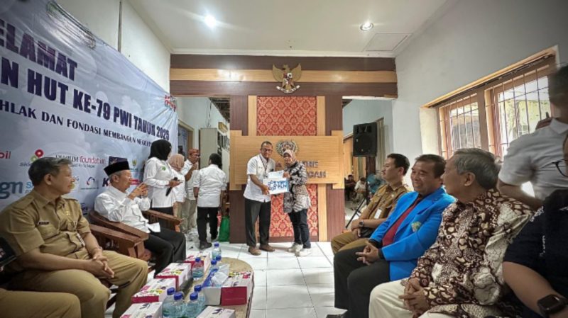 BANTUAN - Senior Manager Komunikasi dan Umum PLN UID Jawa Tengah dan DIY, Joko Hadi Widayat menyerahkan bantuan untuk janda wartawan yang diwakili Evi Nurtanti yang juga anggota IKWI yang disaksikan pengurus PWI Jateng pada acara tasyakuran di kantor PWI Semarang, Senin (10/2/2025). (ist/red)