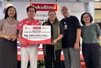 BANTUAN - Direktur Sido Muncul, Dr. (H.C.) Irwan Hidayat, kepada Country Manager and Program Director Smile Train Indonesia, Deasy Larasati yang didampingi Direktur RS Misi Lebak, Drg. Palti Siregar, M. Kes (MMR)., Sabtu (22/2/2025) di RS Misi Lebak Banten. (ist/tya)