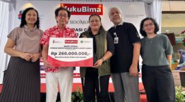 BANTUAN - Direktur Sido Muncul, Dr. (H.C.) Irwan Hidayat, kepada Country Manager and Program Director Smile Train Indonesia, Deasy Larasati yang didampingi Direktur RS Misi Lebak, Drg. Palti Siregar, M. Kes (MMR)., Sabtu (22/2/2025) di RS Misi Lebak Banten. (ist/tya)