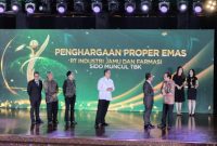 LIMA KALI BERTURUT-TURUT - Menteri Lingkungan Hidup (LH)/Kepala Badan Pengendalian Lingkungan Hidup (BPLH) Hanif Faisol Nurofiq, didampingi Wamen LH/Wakil BPLH Diaz Faisal Malik Hendropriyono kepada Direktur Sido Muncul Dr. (H.C.) Irwan Hidayat di Sasono Langen Budoyo, Taman Mini Indonesia Indah pada Senin (24/02). (ist/tya)