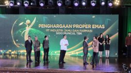 LIMA KALI BERTURUT-TURUT - Menteri Lingkungan Hidup (LH)/Kepala Badan Pengendalian Lingkungan Hidup (BPLH) Hanif Faisol Nurofiq, didampingi Wamen LH/Wakil BPLH Diaz Faisal Malik Hendropriyono kepada Direktur Sido Muncul Dr. (H.C.) Irwan Hidayat di Sasono Langen Budoyo, Taman Mini Indonesia Indah pada Senin (24/02). (ist/tya)