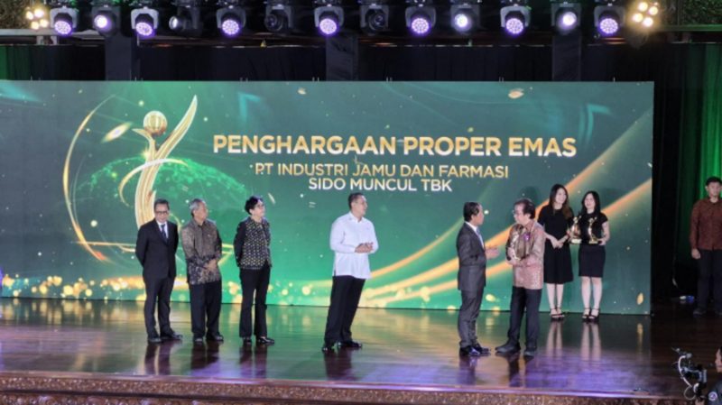 LIMA KALI BERTURUT-TURUT - Menteri Lingkungan Hidup (LH)/Kepala Badan Pengendalian Lingkungan Hidup (BPLH) Hanif Faisol Nurofiq, didampingi Wamen LH/Wakil BPLH Diaz Faisal Malik Hendropriyono kepada Direktur Sido Muncul Dr. (H.C.) Irwan Hidayat di Sasono Langen Budoyo, Taman Mini Indonesia Indah pada Senin (24/02). (ist/tya)