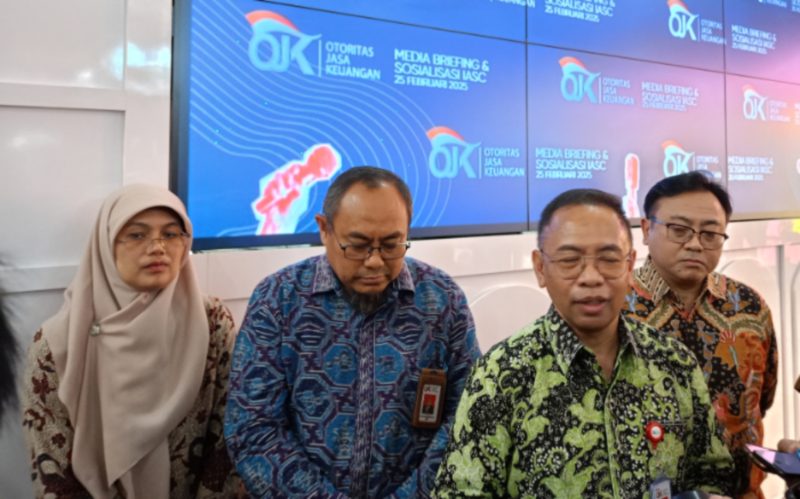 STABIL - Kepala OJK Provinsi Jawa Tengah – Sumarjono, saat memberikan keterangan kondisi perbankan di Jawa Tengah  yang stabil dan bertumbuh. (tya)