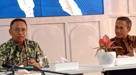 PENGADUAN - Kepala OJK Jateng Sumaryono,  memberikan keterangan pers soal pengaduan masyarakat yang masuk ke OJK kepada wartawan di kantornya , Selasa (25/2/2025).  (tya)