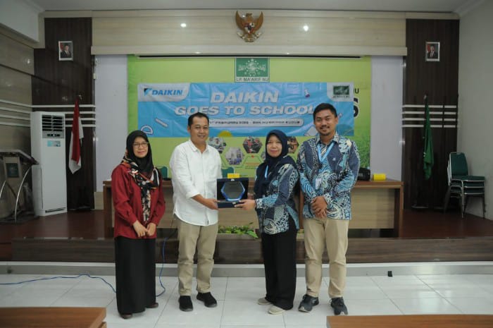 DAIKIN Goes To School, memberikan paket pelatihan di Sekolah Menengah Kejuruan Nahdlatul Ulama (NU) Ma’arif Kudus. Foto : Dok.Humas/metrojateng.id