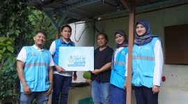 -SAMBUNG LISTRIK GRATIS- PLN UP2D Jateng & DIY kembali memberikan bantuan penyambungan listrik gratis melalui program Light Up The Dream. Bantuan ini diberikan salah satunya ke Keluarga Ibu Darwanti (42 tahun), warga Kelurahan Srondol Kulon, Kecamatan Banyumanik, Kota Semarang, Jawa Tengah. Foto : Dok.PLN/metrojateng.id