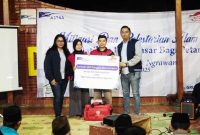 -BANTUAN ALAT KESEHATAN- Simbolis penyerahan alat-alat kesehatan dari Grup Astra Semarang, yang diwakili Heny Nurul selaku Koordinator Grup Astra Semarang, dan Hartanto Dwi K, serta diterima oleh Nuri dan Kang Trisno selaku Ketua KBA Tanon. Foto : Dok.Astra/metrojateng.id