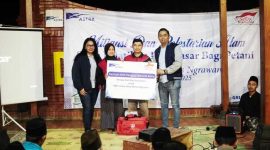 -BANTUAN ALAT KESEHATAN- Simbolis penyerahan alat-alat kesehatan dari Grup Astra Semarang, yang diwakili Heny Nurul selaku Koordinator Grup Astra Semarang, dan Hartanto Dwi K, serta diterima oleh Nuri dan Kang Trisno selaku Ketua KBA Tanon. Foto : Dok.Astra/metrojateng.id