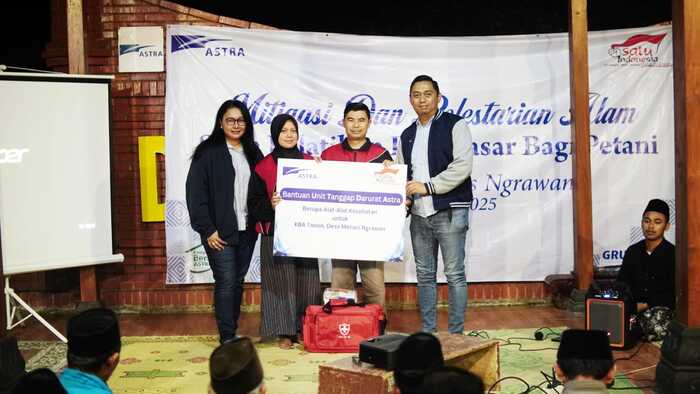 -BANTUAN ALAT KESEHATAN- Simbolis penyerahan alat-alat kesehatan dari Grup Astra Semarang, yang diwakili Heny Nurul selaku Koordinator Grup Astra Semarang, dan Hartanto Dwi K, serta diterima oleh Nuri dan Kang Trisno selaku Ketua KBA Tanon. Foto : Dok.Astra/metrojateng.id