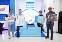 -GADGET FEST- (kika) Group Head Indirect Channel Management XL Axiata, Junius Khoestadi; Group Head Direct Channel Management XL Axiata, Muhamad Novan Adilandy; Head B2C Operator Erafone, Diana Maretra Sevi; EVP of Enterprise, Operator & PPOB Erajaya Digital, Theodorus Agung Wijanarko; foto bersama usai melakukan prosesi Launching Gadget Fest 2025 di XL Center Central Park Mall Jakarta, Jumat (28/2/2025). Foto : Dok.XL/metrojateng.id