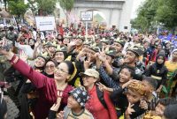 -FOTO BERSAMA- Agustina Wilujeng, Wali Kota Semarang foto bersama warga peserta kirab yang mengawali Dugderan Kota Semarang. Foto : Dok.Dugderan/metrojateng.id