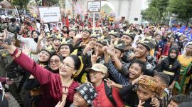 -FOTO BERSAMA- Agustina Wilujeng, Wali Kota Semarang foto bersama warga peserta kirab yang mengawali Dugderan Kota Semarang. Foto : Dok.Dugderan/metrojateng.id