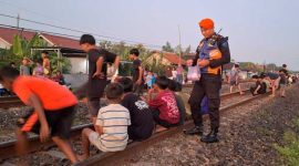 -LARANGAN- Petugas KAI Daop 4 Semarang melarang masyarakat ngabuburit di jalur kereta api, demi keselamatan. Foto : Dok.KAI/metrojateng.id
