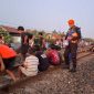 -LARANGAN- Petugas KAI Daop 4 Semarang melarang masyarakat ngabuburit di jalur kereta api, demi keselamatan. Foto : Dok.KAI/metrojateng.id
