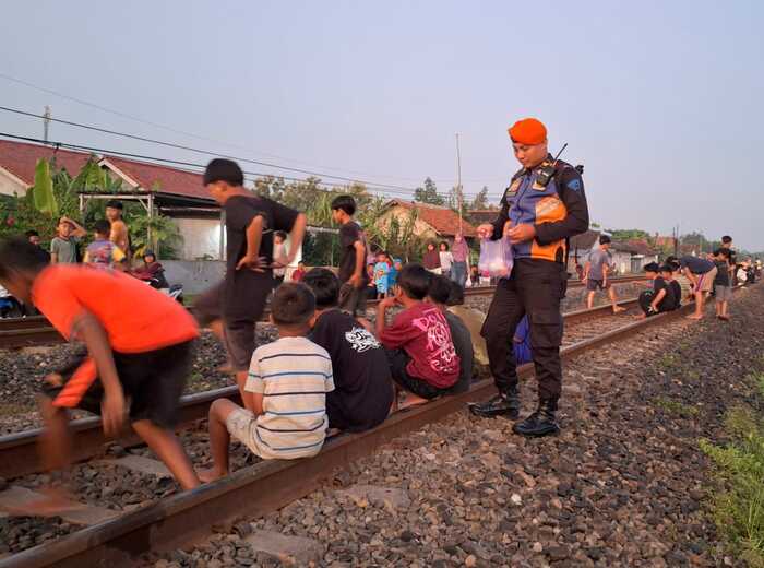 -LARANGAN- Petugas KAI Daop 4 Semarang melarang masyarakat ngabuburit di jalur kereta api, demi keselamatan. Foto : Dok.KAI/metrojateng.id