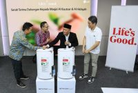 -DONASI LG- Memasuki bulan Ramadan dijadikan momen bagi PT LG Electronics Indonesia (LG) untuk kembali menyampaikan kepeduliannya pada masyarakat dengan memberikan donasi berupa 15 unit dehumidifier bagi dua masjid di Jakarta. Foto : Dok.LG/metrojateng.id