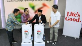 -DONASI LG- Memasuki bulan Ramadan dijadikan momen bagi PT LG Electronics Indonesia (LG) untuk kembali menyampaikan kepeduliannya pada masyarakat dengan memberikan donasi berupa 15 unit dehumidifier bagi dua masjid di Jakarta. Foto : Dok.LG/metrojateng.id