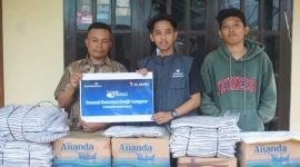 -CSR PEKALONGAN - Perwakilan XL Axiata menyerahkan bantuan untuk korban bencana banjir di di posko Desa Kasimpar, Kecamatan Petungkriyana, Pekalongan, Jawa Tengah, pekan lalu. Foto : Dok.XL/metrojateng.id