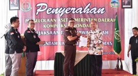 -PENYERAHAN- Kajati Jateng Ponco Hartanto menyerahkan ke Bupati Banyumas Sadewo Tri Lastiono, berita acara penyerahan pengelolaan aset kompleks Kebondalem di Kantor Kejaksaan Negeri Purwokerto, Kabupaten Banyumas, Jawa Tengah, Selasa (4/3). Foto : Dok.Kejati/metrojateng.id