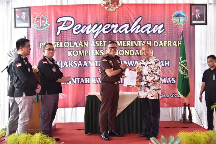 -PENYERAHAN- Kajati Jateng Ponco Hartanto menyerahkan ke Bupati Banyumas Sadewo Tri Lastiono, berita acara penyerahan pengelolaan aset kompleks Kebondalem di Kantor Kejaksaan Negeri Purwokerto, Kabupaten Banyumas, Jawa Tengah, Selasa (4/3). Foto : Dok.Kejati/metrojateng.id