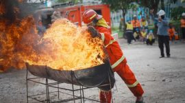 -SIMULASI PADAMKAN API- Karyawan PT Semen Gresik Pabrik Rembang mempraktikkan simulasi pemadaman api kecil menggunakan goni pada kegiatan Safety Challenge Bulan K3 Nasional 2025 di Pabrik Rembang, Jawa Tengah. Foto : Dok.SIG/metrojateng.id