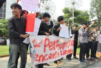 -AKSI MASA- Dewan Energi Mahasiswa (DEM) Semarang menggelar aksi massa bertajuk “Pertamina dalam Genggaman Oligarki: Kembalikan Pertamina kepada Rakyat”, di Titik Nol Kota Semarang, Selasa (4/3/2025). FOTO : Dok.DEMSemarang/metrojateng.id