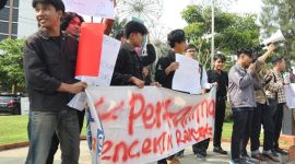 -AKSI MASA- Dewan Energi Mahasiswa (DEM) Semarang menggelar aksi massa bertajuk “Pertamina dalam Genggaman Oligarki: Kembalikan Pertamina kepada Rakyat”, di Titik Nol Kota Semarang, Selasa (4/3/2025). FOTO : Dok.DEMSemarang/metrojateng.id