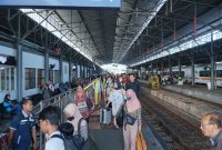 -NAIK KERETA API- Sejumlah penumpang nampang berbindong menaiki kereta api di Stasiun Tawang Semarang. Foto : Dok.KAI/metrojateng.id