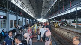 -NAIK KERETA API- Sejumlah penumpang nampang berbindong menaiki kereta api di Stasiun Tawang Semarang. Foto : Dok.KAI/metrojateng.id