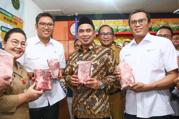 -KUNJUNGAN KERJA- Wakil Gubernur Jawa Tengah Taj Yasin Maimoen (Gus Yasin) bersama Wakil Menteri Pertanian Sudaryono B. Eng., M.M, MBA, lakukan kunjungan kerja ke Kantor Pos KCU Pasar Johar Semarang, Senin (10/3/2025). Foto : Dok.Pemprov/metrojateng.id