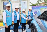 -ISI DAYA MOBIL- Direktur Retail dan Niaga PLN, Edi Srimulyanti (kedua dari kanan), didampingi oleh Executive Vice President Penjualan dan Pelayanan Pelanggan Retail PLN, Daniel Lestanto (kiri), General Manager PLN Unit Induk Wilayah Sumatera Selatan, Jambi dan Bengkulu (UIW S2JB), Adhi Herlambang (kedua dari kiri), dan Senior Manager Niaga dan Manajemen Pelanggan, Yasnedi (kanan), melakukan simulasi pengisian daya mobil listrik di Rest Area KM. 56A Tol Indralaya - Prabumulih, Ogan Ilir, Sumatera Selatan, pada Senin (3/3/2025). Foto : Dok.PLN/metrojateng.id