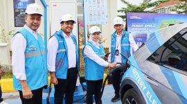 -ISI DAYA MOBIL- Direktur Retail dan Niaga PLN, Edi Srimulyanti (kedua dari kanan), didampingi oleh Executive Vice President Penjualan dan Pelayanan Pelanggan Retail PLN, Daniel Lestanto (kiri), General Manager PLN Unit Induk Wilayah Sumatera Selatan, Jambi dan Bengkulu (UIW S2JB), Adhi Herlambang (kedua dari kiri), dan Senior Manager Niaga dan Manajemen Pelanggan, Yasnedi (kanan), melakukan simulasi pengisian daya mobil listrik di Rest Area KM. 56A Tol Indralaya - Prabumulih, Ogan Ilir, Sumatera Selatan, pada Senin (3/3/2025). Foto : Dok.PLN/metrojateng.id