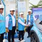 -ISI DAYA MOBIL- Direktur Retail dan Niaga PLN, Edi Srimulyanti (kedua dari kanan), didampingi oleh Executive Vice President Penjualan dan Pelayanan Pelanggan Retail PLN, Daniel Lestanto (kiri), General Manager PLN Unit Induk Wilayah Sumatera Selatan, Jambi dan Bengkulu (UIW S2JB), Adhi Herlambang (kedua dari kiri), dan Senior Manager Niaga dan Manajemen Pelanggan, Yasnedi (kanan), melakukan simulasi pengisian daya mobil listrik di Rest Area KM. 56A Tol Indralaya - Prabumulih, Ogan Ilir, Sumatera Selatan, pada Senin (3/3/2025). Foto : Dok.PLN/metrojateng.id