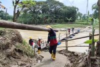 -SIGAP- Petugas PLN sigap pulihkan kelistrikan 100% di wilayah terdampak banjir akibat tanggul jebol di Grobogan. Foto : Dok.PLN/metrojateng.id