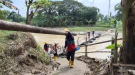 -SIGAP- Petugas PLN sigap pulihkan kelistrikan 100% di wilayah terdampak banjir akibat tanggul jebol di Grobogan. Foto : Dok.PLN/metrojateng.id