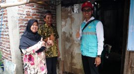 -SAMBUNG LISTRIK GRATIS- Senyum terpancar dari Suhartini, kini dia dan keluarganya mendapatkan akses listrik tanpa perlu menyalur lagi dari listrik tetangga setelah mendapatkan program sambung listrik gratis dari PLN. Foto : Dok.PLN/metrojateng.id