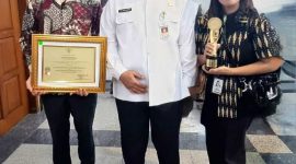 -PENGHARGAAN- PT Industri Jamu Dan Farmasi Sido Muncul Tbk. memperoleh penghargaan Corporate Social Responsibility (CSR) Award 2024 dari Pemerintah Provinsi Jawa Tengah, yang diserahkan langsung oleh Wakil Gubernur Jawa Tengah, Taj Yasin Maimoen, Rabu (12/3/2025), di Gedung Gradhika Bhakti Praja, kompleks Kantor Gubernur Jawa Tengah. Foto : Dok.SidoMuncul/metrojateng.id