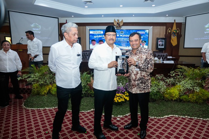 -RAKOR DAN SOSIALISASI- Pemprov Jateng gelar rapat koordinasi dan sosialisasi pembentukan sekolah rakyat di Gedung B Lantai V Pemprov Jateng, Rabu (12/03/2025). Acara tersebut dihadiri Gubernur Jateng Ahmad Luthfi, Menteri Sosial Saifullah Yusuf (Gus Ipul) dan Bupati/Wali Kota se-Jateng. Foto : Dok.Pemprov/metrojateng.id